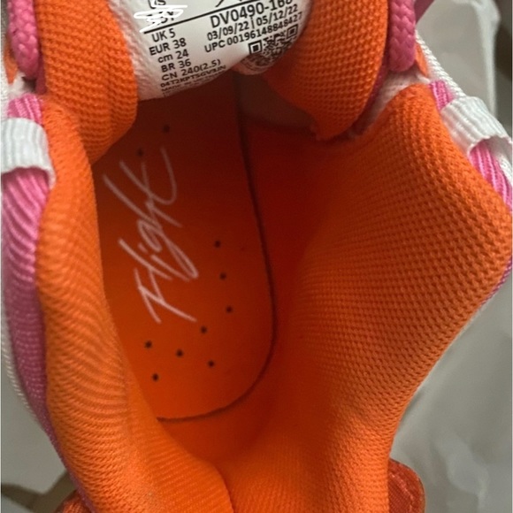 Jordan ladies 7.5 y6.5 and youth 5.5 ladies 7 left only in box chic casual. - Picture 5 of 6